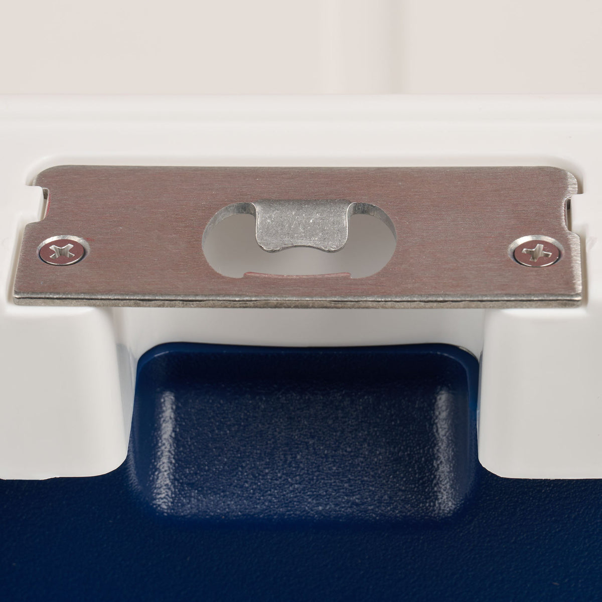 trailmate-75-qt-roller-cooler-i4 00035111-BO.jpg